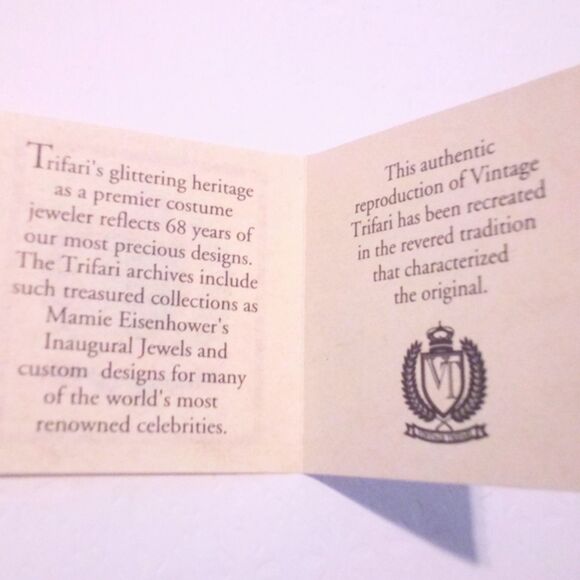 Vintage Trifari New Old Stock Gold Tone Faux Pearl Double Flower Brooch - Picture 4 of 6